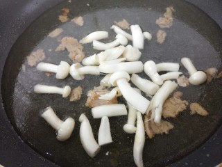 菌类料理～杂菌汤,把蟹味菇放进锅里