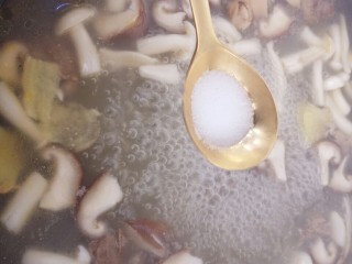 菌类料理～杂菌汤,然后加一勺盐