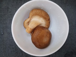 菌类料理～杂菌汤,再洗净两个香菇