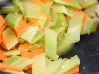做一盘素到底，素得纯粹的素菜—清炒莴笋片,放入莴笋、胡萝卜，翻炒至断生。 