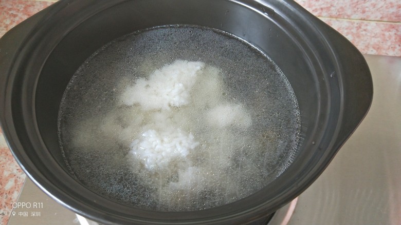 宝宝辅食鸡汤南瓜粥,鸡汤和米饭倒入砂锅大火煮开