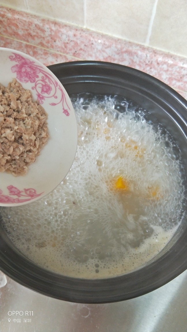 宝宝辅食鸡汤南瓜粥,剁碎的鸡肉加入砂锅文火慢煮