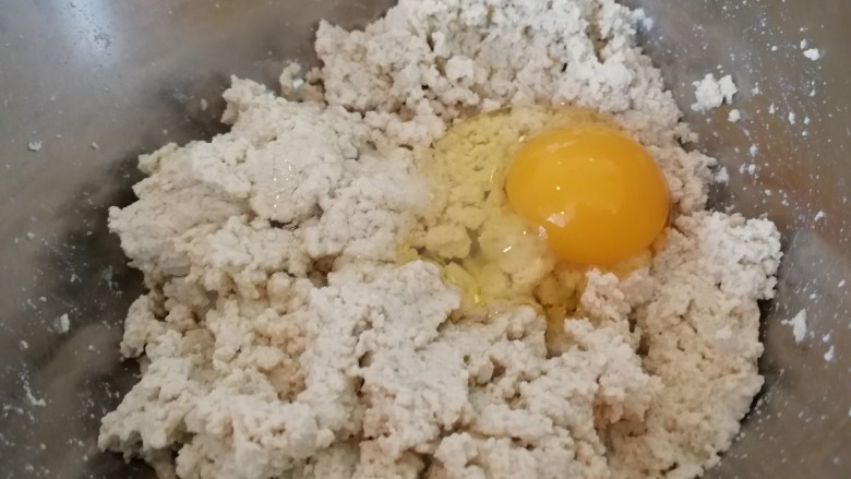 快手早餐&葱香豆腐鸡蛋饼,打一个鸡蛋到豆腐里（如图）