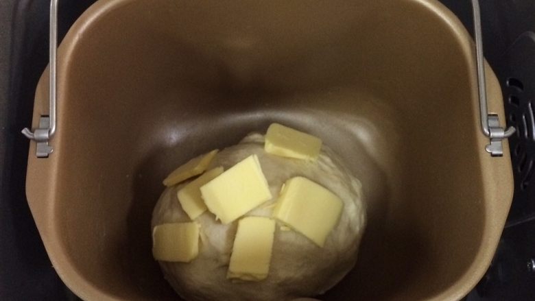 红糖肉桂面包卷,约揉15分钟，面团成型后加入黄油继续和面。