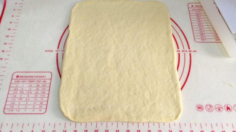 红糖肉桂面包卷,将面团擀成长约30厘米，宽约24厘米的长方形状。