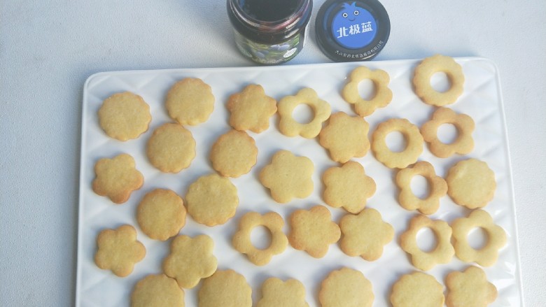 蓝莓酱夹心饼干,烤箱150度预热好，放入烤盘，烤15分钟
