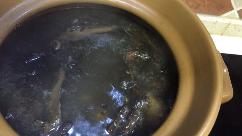 #菌类料理#山珍黑熊掌菌肚子土鸡汤,汤汁开始炖出黑色了，这可不是黑暗料理，天然菌类的鲜美已经扑鼻而来了