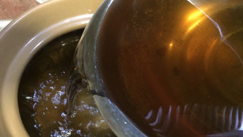 #菌类料理#山珍黑熊掌菌肚子土鸡汤,熊掌菌泡发后捞起，将泡菌的水倒入砂锅