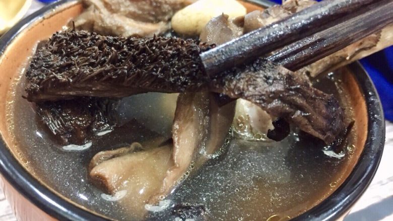 #菌类料理#山珍黑熊掌菌肚子土鸡汤,不能以貌取汤哟，原生态菌类的鲜美能想象得到吗
