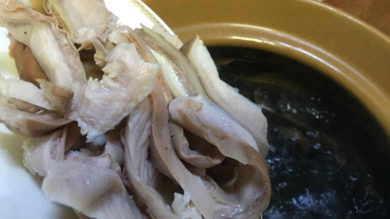 #菌类料理#山珍黑熊掌菌肚子土鸡汤,砂锅里的汤汁开后，放入肚条