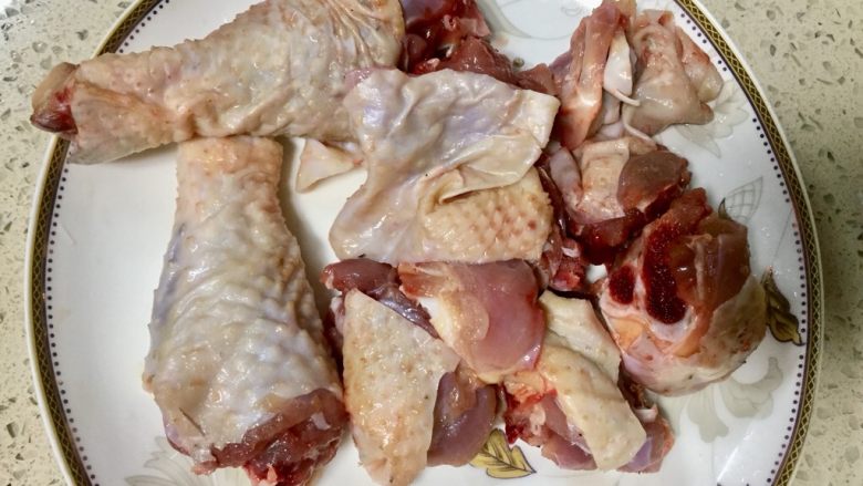 #菌类料理#山珍黑熊掌菌肚子土鸡汤,鸡腿剁为合适的块， 猪肚切条