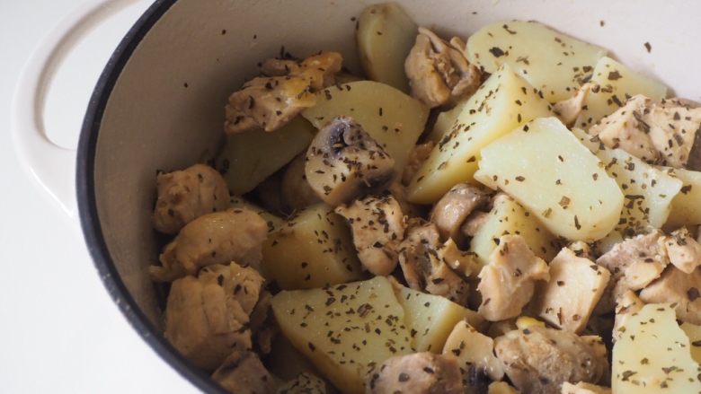 菌类料理+蒜味蘑菇鸡肉
,等土豆熟透后，将整体拌匀，撒上罗勒叶就完成了