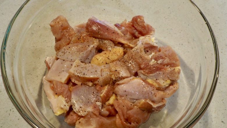 菌类料理+蒜味蘑菇鸡肉
,将鸡块放入一个碗里，加盐和黑胡椒粉拌匀腌制备用