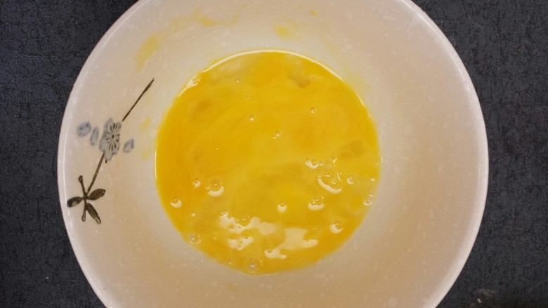 香蕉三明治,鸡蛋打入碗中，搅拌均匀