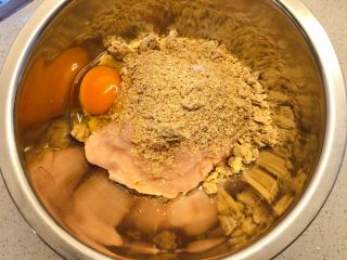 鸡胸肉丸子,肉泥中加50g小麦胚芽粉（燕麦/面包糠），打入一个鸡蛋。