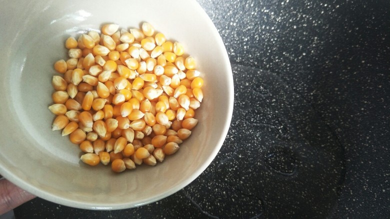 原味爆米花,把爆米花玉米倒进去，搅拌均匀。让爆米花玉米沾满玉米油