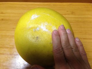 自制柚皮糖,
先用盐把柚子皮搓洗干净。然后用流水冲洗干净