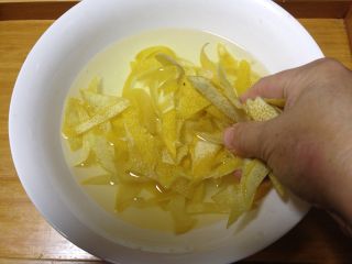 自制柚皮糖,
加入温水、1小勺盐，用手揉一揉