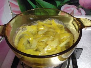 自制柚皮糖,锅内加水烧开，倒入柚子皮进行焯水去出苦涩味，可以进行两次