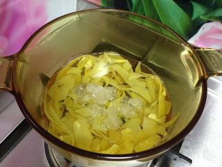 自制柚皮糖,
锅内加入适量水放入柚子皮，加入冰糖煮开