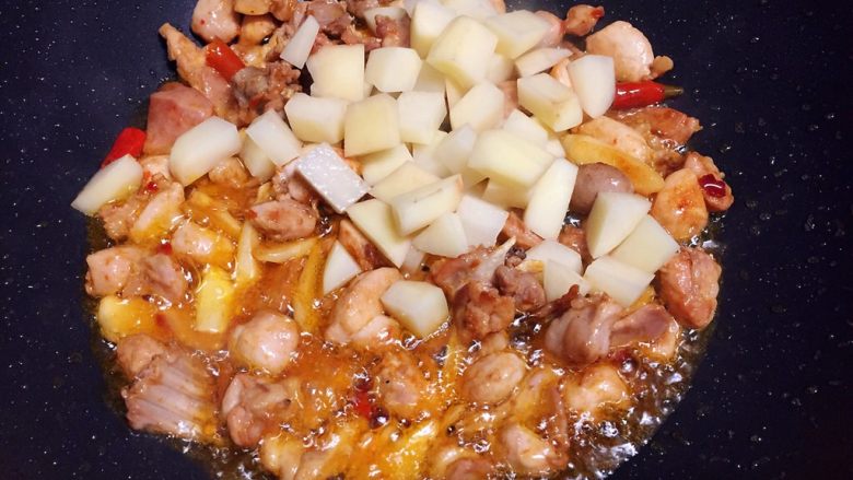 酸辣兔,加入适量生抽和土豆丁翻炒均匀。