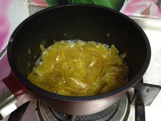 自制柚皮糖,水分煮干，只剩下糖液沾在柚子皮上关火