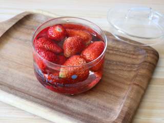 草莓苹果醋饮,草莓放在淡盐水里浸泡10来分钟;