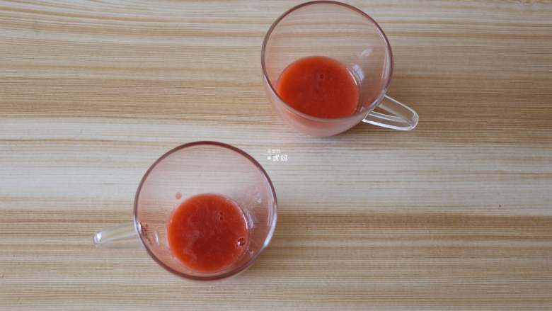 草莓苹果醋饮,喝的时候将草莓苹果醋混合物倒入杯子里；