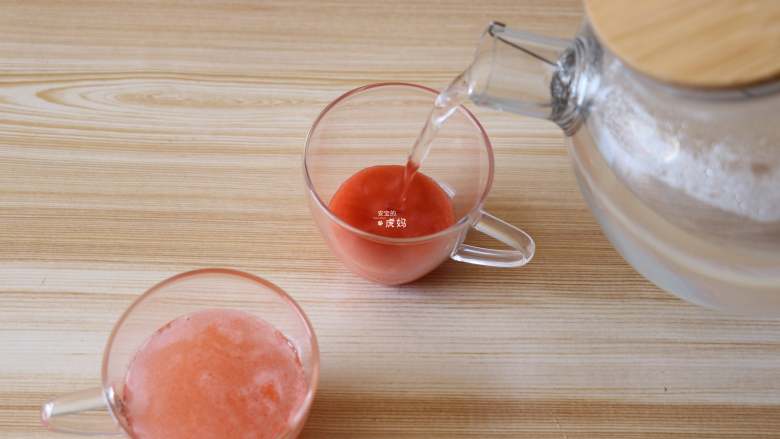 草莓苹果醋饮,和冷开水以1:5的比例冲调好即可饮用；