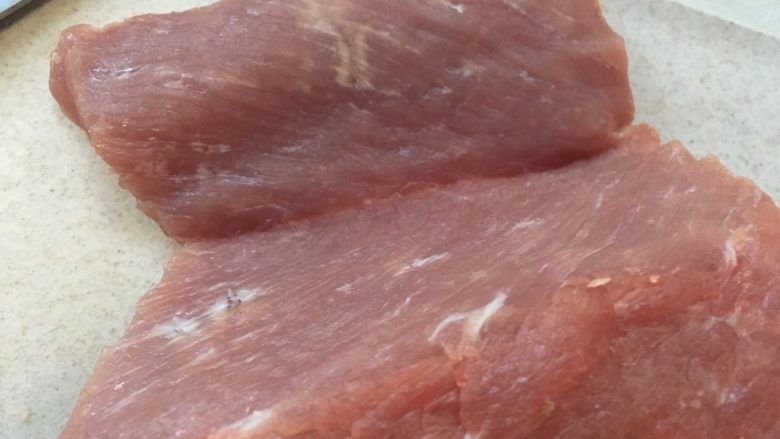 自制肉松（面包机版）,做肉松最好选猪后腿上的精肉，没有筋的那种，肉都有纹理，切肉片的时候顺着纹理切片