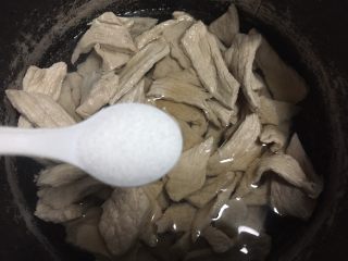 自制肉松（面包机版）,高压锅内加入莫过肉片的水，加入盐，料酒跟酱油