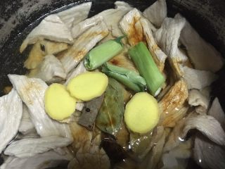 自制肉松（面包机版）,姜切片，葱切段也加入锅内，再加入花椒，八角，香叶跟桂皮