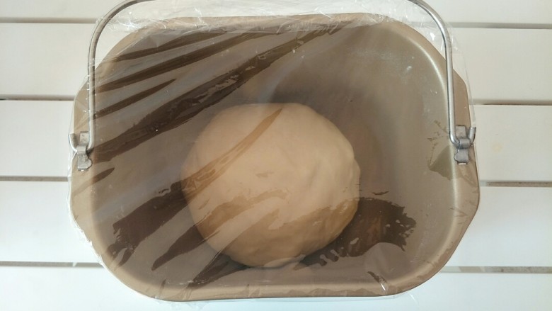 北海道吐司(直接法),我是直接放面包桶内室温发酵，一发温度28度左右适宜