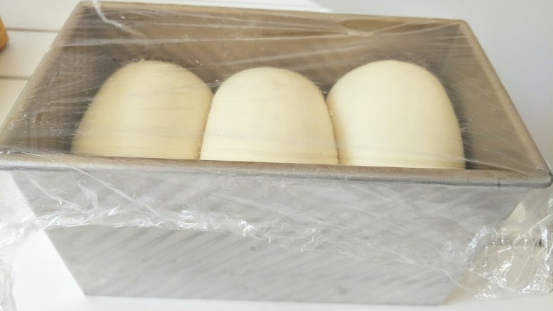 北海道吐司(直接法),发酵到差不多九分满，180度预热烤箱