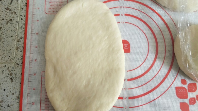 北海道吐司(直接法),取一个面团擀成椭圆形