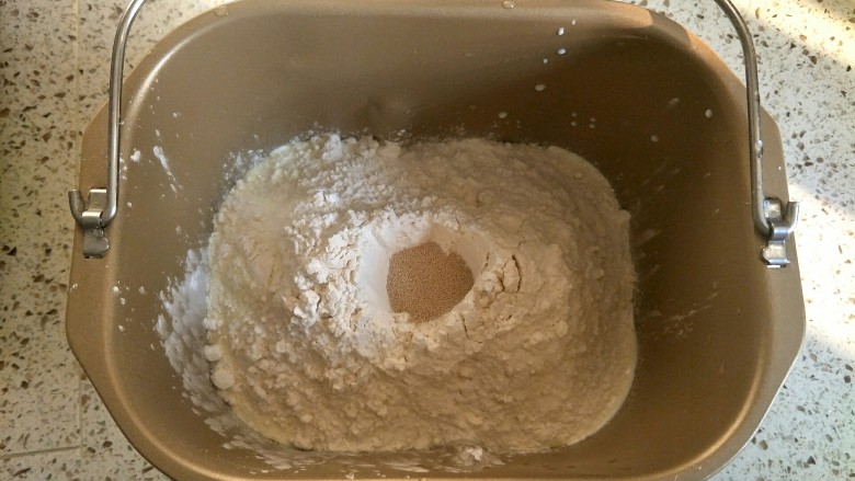 北海道吐司(直接法),全部材料按先液体后粉类的顺序放入面包桶内，启动和面程序揉45分钟，揉到完全阶段