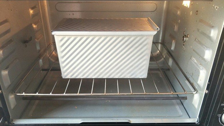 北海道吐司(直接法),把土司盒放最底层，土司盒要置烤箱中间位置，180烤40分钟