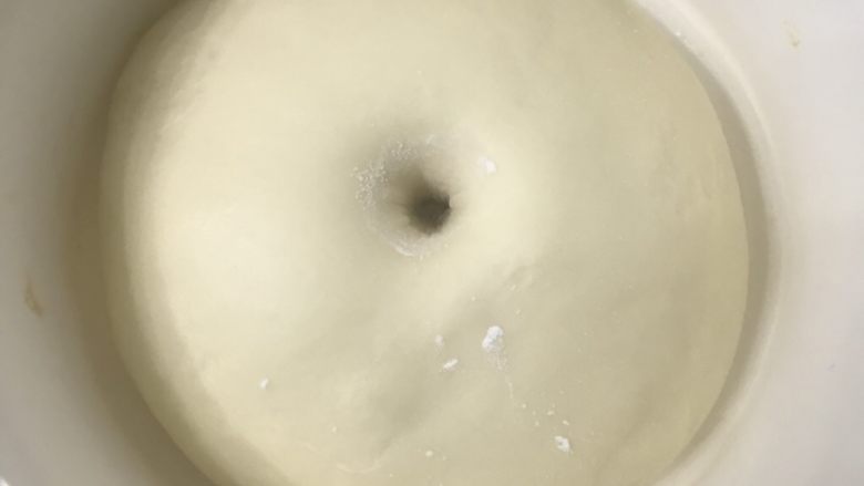 奶香豆沙面包卷,送进发酵箱温度在28度发酵两倍大用手指粘面粉戳洞洞口不回缩为好