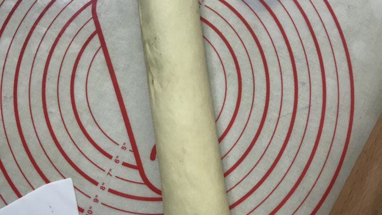 奶香豆沙面包卷,用两手搓圆，用刮板切成4厘米长一段
