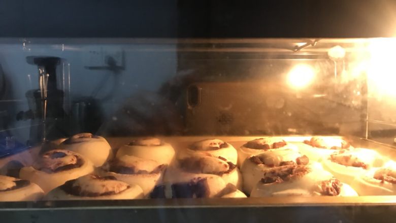 奶香豆沙面包卷,送入提前预热好的烤箱中层上下火180度25分钟