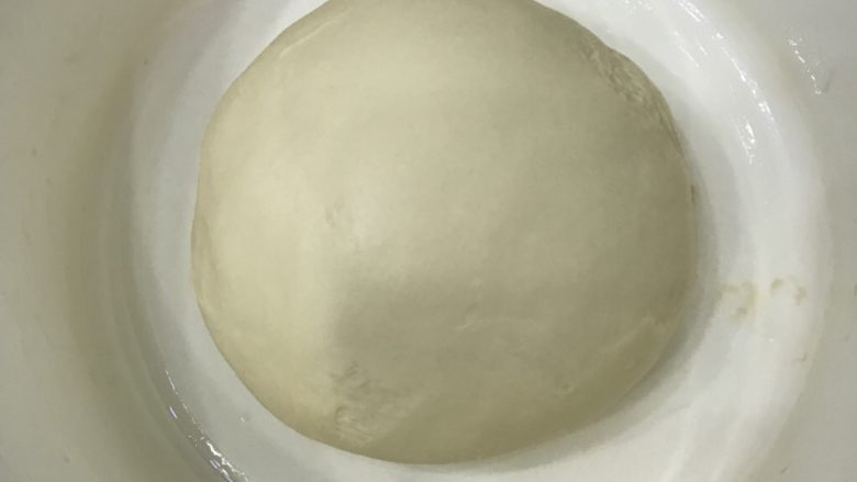 奶香豆沙面包卷,拿出来整圆放在发酵盒中
