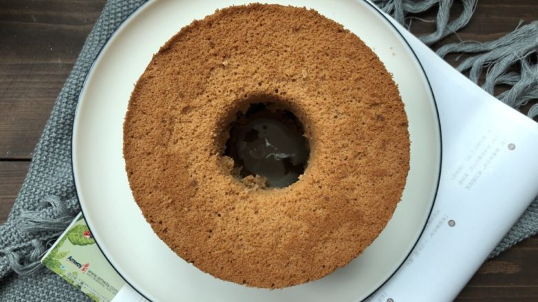 微润红糖栗子🌰戚风蛋糕,来，裸蛋糕出来了，很细腻的蛋糕，口感很润，加上栗子泥，味道超赞。