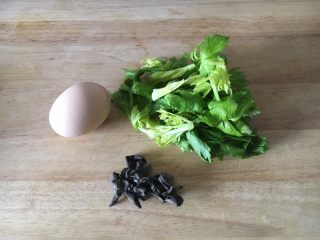 #菌类料理# 木耳蛋花汤,食材很简单，黑木耳、鸡蛋、芹菜叶。