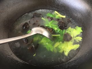 #菌类料理# 木耳蛋花汤,淋入水淀粉后开大火，用汤勺把淀粉推匀。