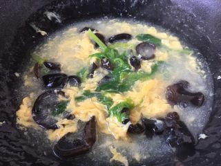 #菌类料理# 木耳蛋花汤,大火将汤煮开，蛋花形成云朵状，淋入2滴香油，关火。