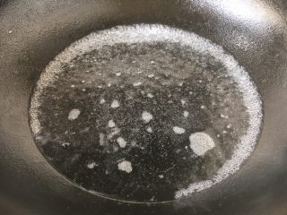 #菌类料理# 木耳蛋花汤,锅里放入500ml的水，大火将水煮开。
