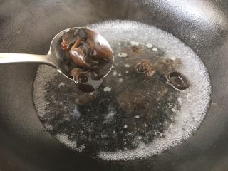 #菌类料理# 木耳蛋花汤,放入木耳，大火煮开。