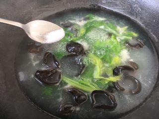 #菌类料理# 木耳蛋花汤,放入少许的盐调味。