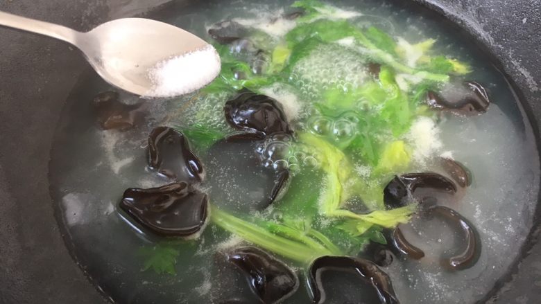 #菌类料理# 木耳蛋花汤,放入少许的盐调味。