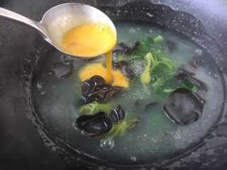 #菌类料理# 木耳蛋花汤,改小火淋入鸡蛋液。